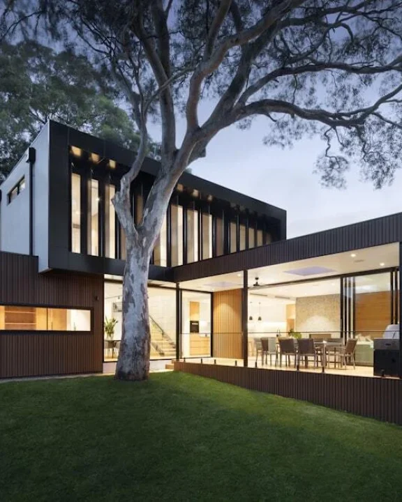 photo-1600585154340-be6161a56a0c